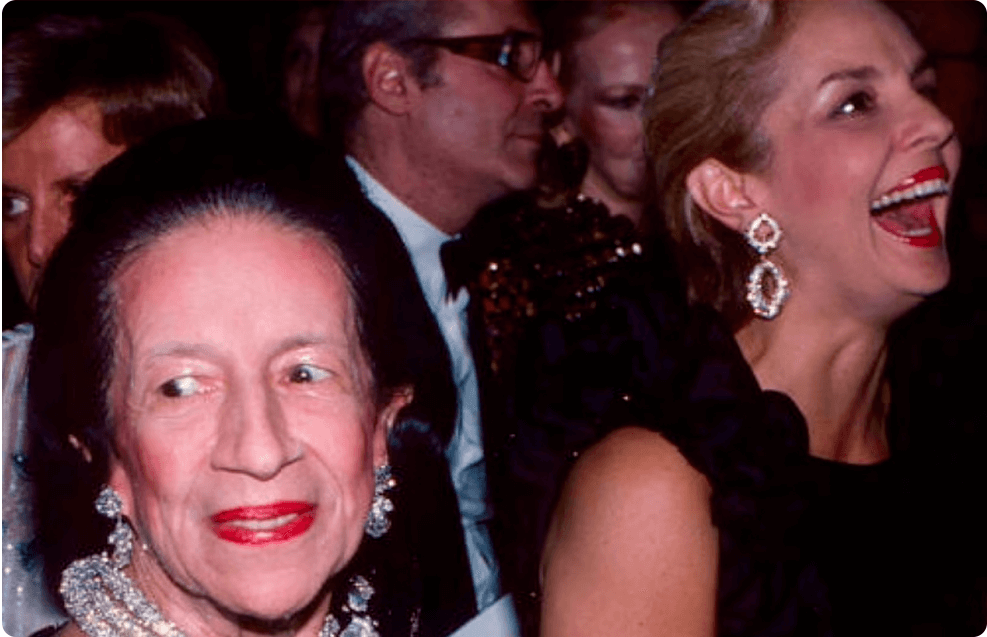 Carolina Herrera com amiga em evento social